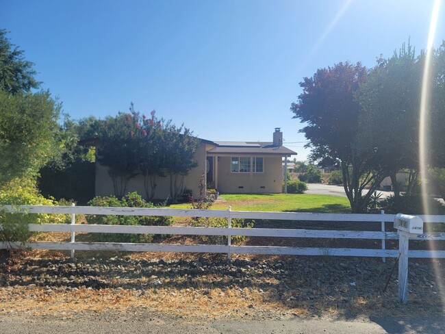 24140 Turkey Rd in Sonoma, CA - Foto de edificio - Building Photo