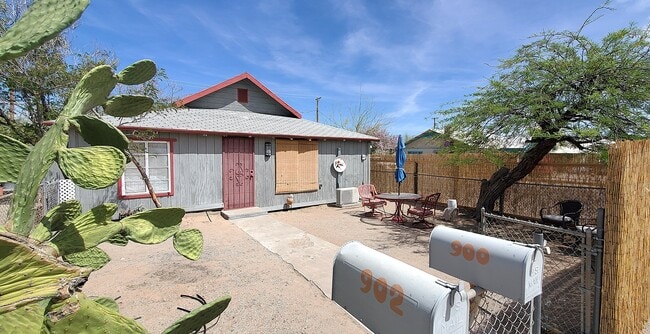 property at 900 W Rocalla Ave