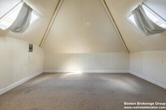 61 Hillside St, Unit 3 in Boston, MA - Foto de edificio - Building Photo