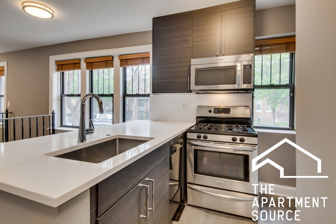 2637 W Wellington Ave, Unit 1E in Chicago, IL - Building Photo