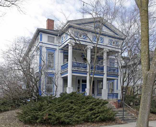 2705 N Shepard Ave in Milwaukee, WI - Building Photo - Building Photo