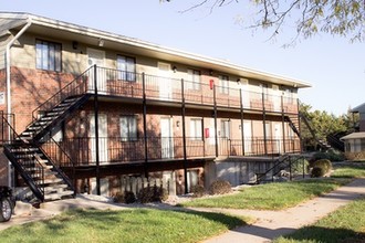 Crestwood Apartments - 701-740 Crestwood in Manhattan, KS - Foto de edificio - Building Photo