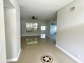 1112 Wild Cherry Ln in Wellington, FL - Building Photo - Building Photo