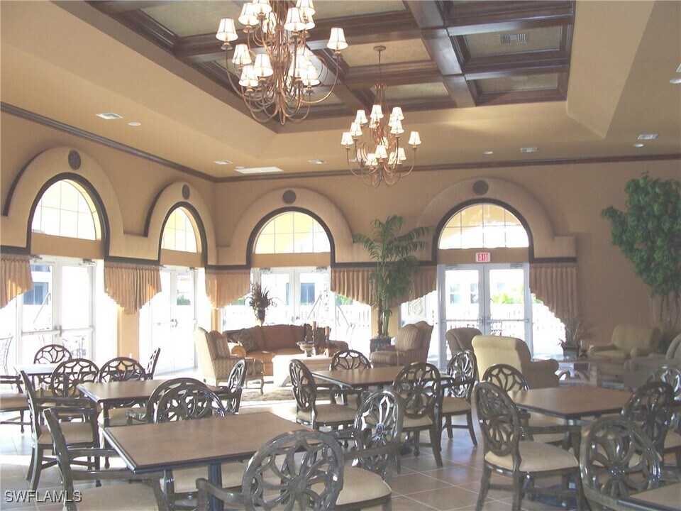 562 Avellino Isles Cir in Naples, FL - Building Photo
