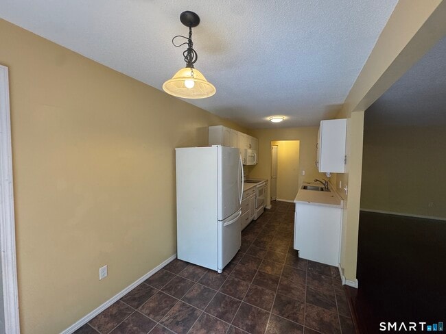 95 Woodsedge Dr in Newington, CT - Building Photo - Building Photo