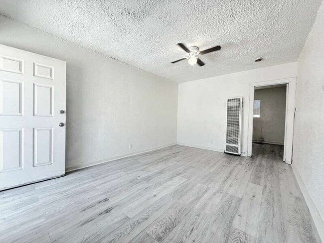 8508 1/4 San Pedro Street in Los Angeles, CA - Building Photo - Building Photo
