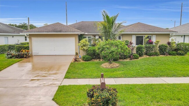 10982 Greentrail Dr S in Boynton Beach, FL - Building Photo - Building Photo