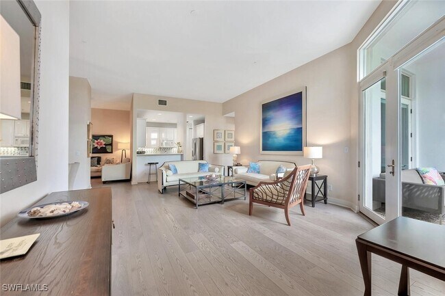 375 5th Ave S in Naples, FL - Foto de edificio - Building Photo