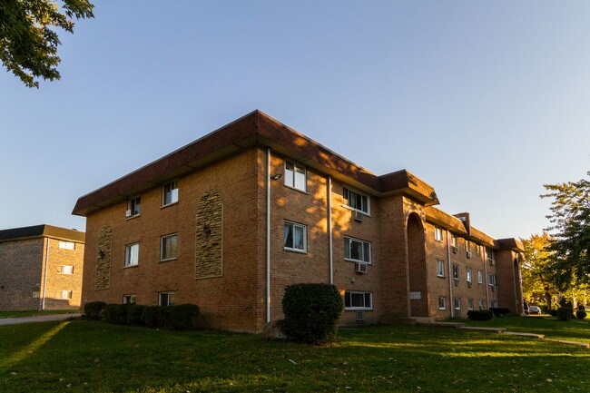 301-307 Dale Dr in Addison, IL - Foto de edificio - Building Photo