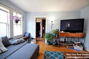 81 Beechcroft St, Unit 2 in Boston, MA - Building Photo