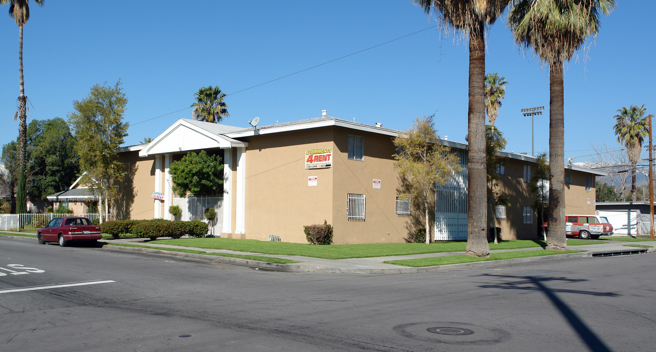 606 W 16th St in San Bernardino, CA - Foto de edificio