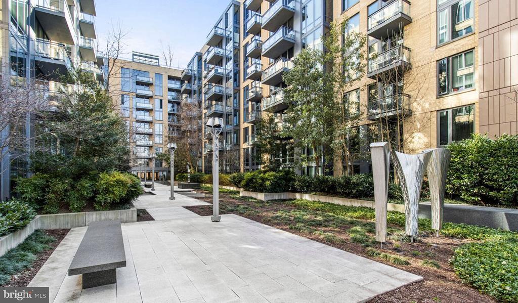 8300 Wisconsin Ave in Bethesda, MD - Building Photo