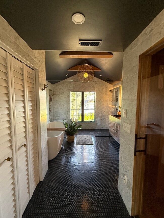 255 Falmouth Dr in Rocky River, OH - Foto de edificio - Building Photo
