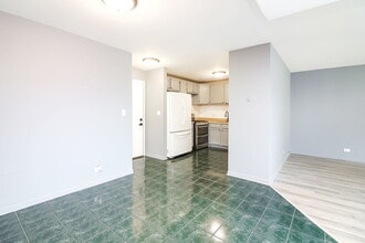 16 Kingery Quarter in Willowbrook, IL - Building Photo - Building Photo