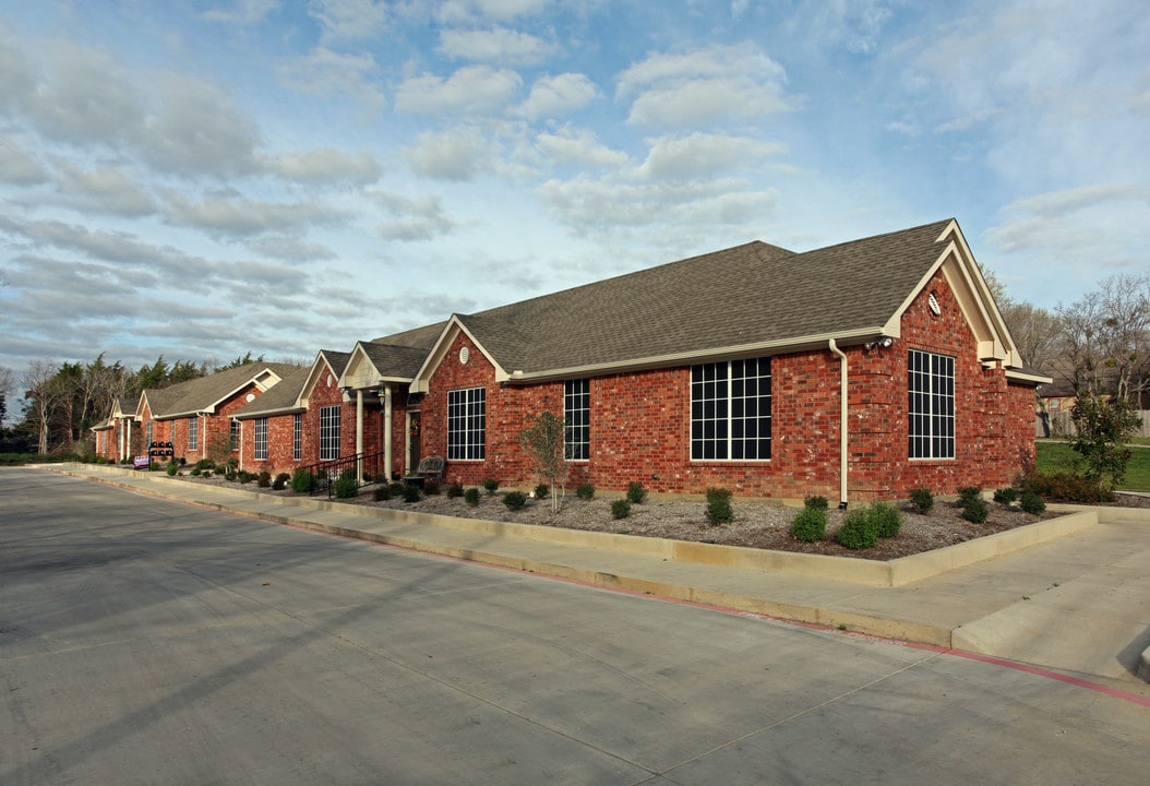 1203 Clay St in Ennis, TX - Foto de edificio