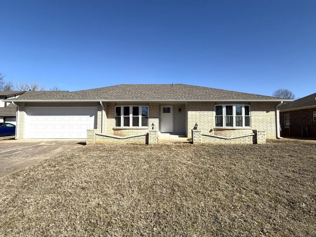 property at 904 W Park Pl
