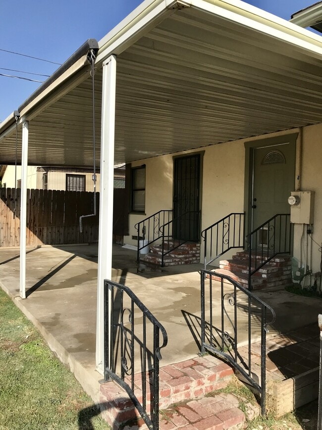 2513 Manor St in Bakersfield, CA - Foto de edificio - Building Photo