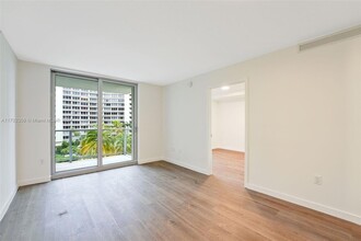 1500 Bay Rd, Unit N-1420 in Miami Beach, FL - Building Photo - Building Photo