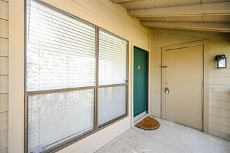 1100 Augusta Dr in Houston, TX - Building Photo - Building Photo