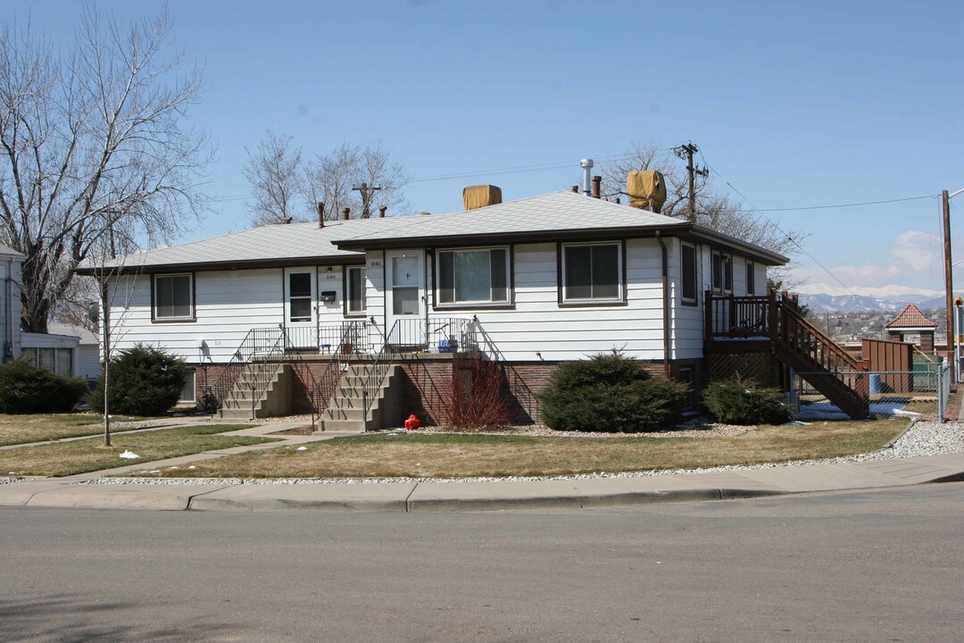3101 S Fox St in Englewood, CO - Foto de edificio