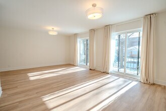 2740 W Farragut Ave in Chicago, IL - Building Photo - Building Photo