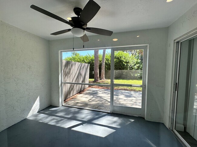 8930 Silkwood Ct in Sarasota, FL - Foto de edificio - Building Photo
