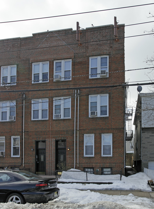 153 Roosevelt Ave in Jersey City, NJ - Building Photo - Building Photo