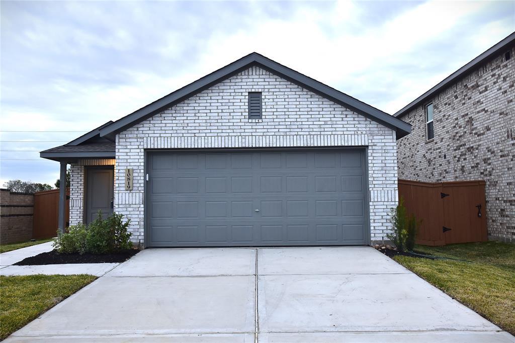 10819 Hickory Ln in Beasley, TX - Building Photo