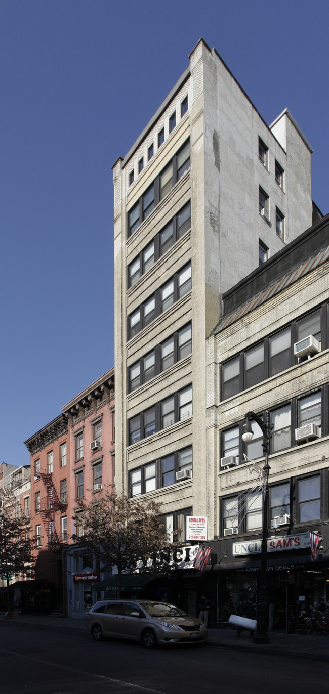 37 West 8th Street in New York, NY - Foto de edificio - Building Photo