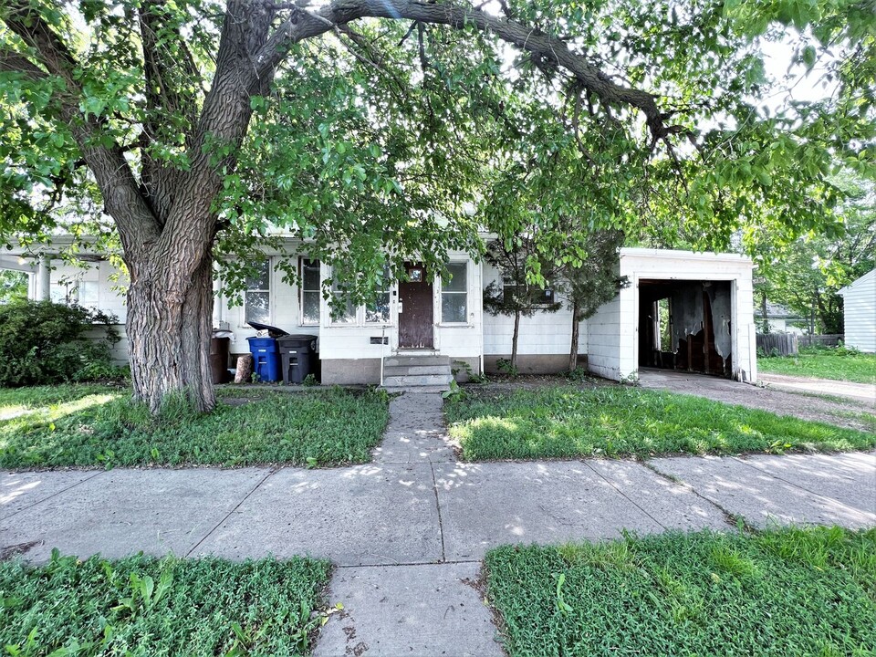 401 N Rowley St in Mitchell, SD - Building Photo