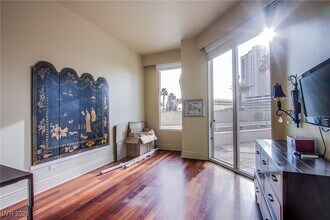 2877 Paradise Rd in Las Vegas, NV - Building Photo - Building Photo