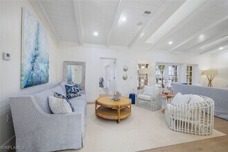 67 8th Ave S in Naples, FL - Foto de edificio - Building Photo