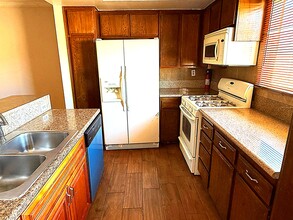 13623 Valerio St in Van Nuys, CA - Foto de edificio - Building Photo