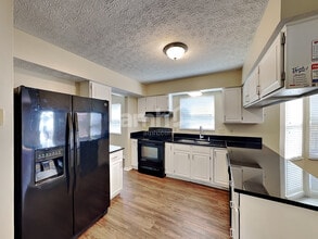 1466 Cinnamon Dr in Marysville, OH - Foto de edificio - Building Photo