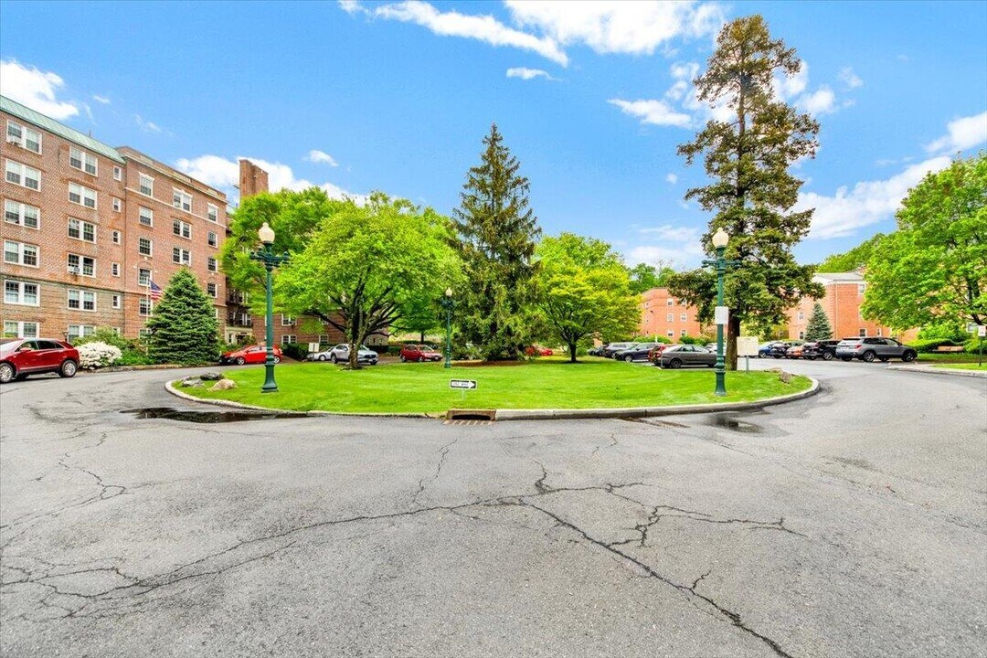 330 Broadway in Tarrytown, NY - Building Photo
