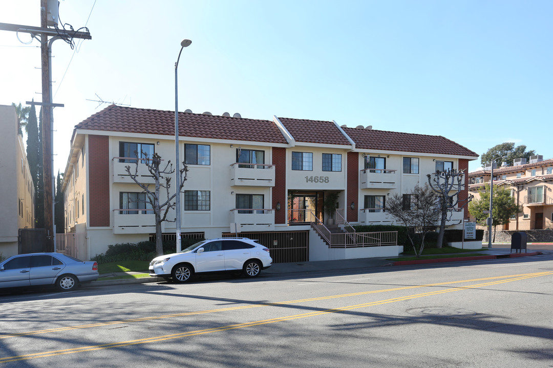 14658 Magnolia Blvd in Sherman Oaks, CA - Building Photo