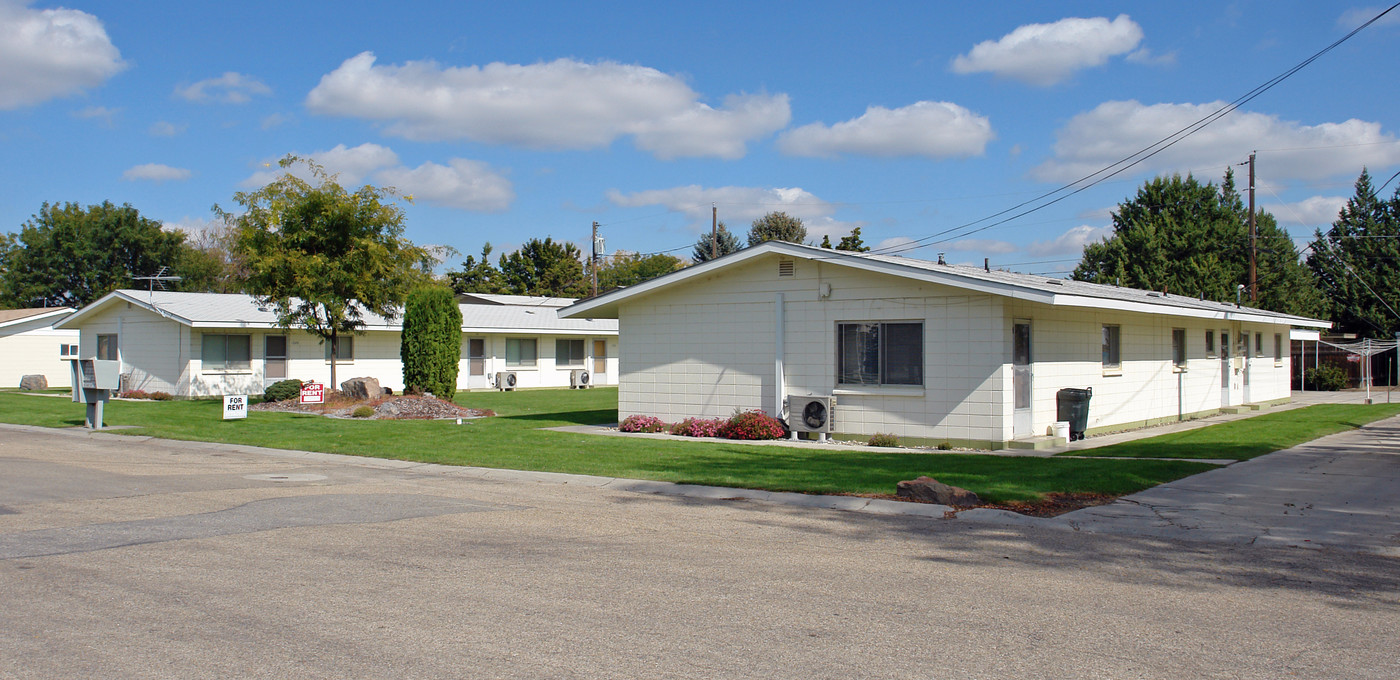 Checola Park Apartments in Nampa, ID - Building Photo