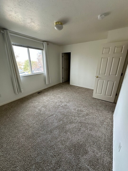 12086 S 735 W in Draper, UT - Building Photo