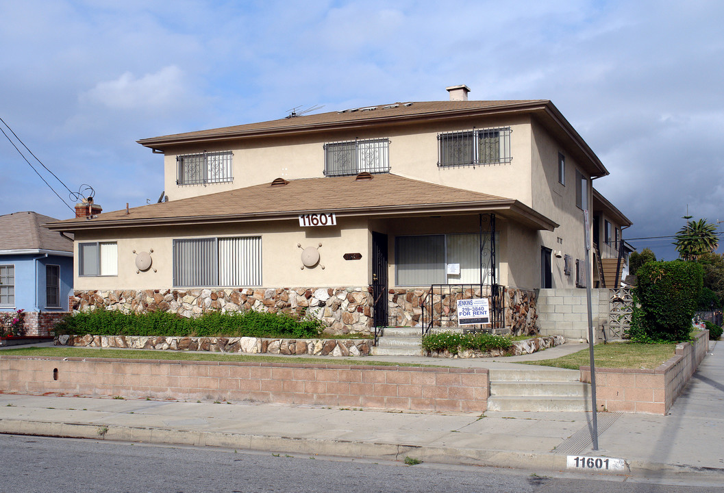 11601 Birch Ave in Hawthorne, CA - Building Photo