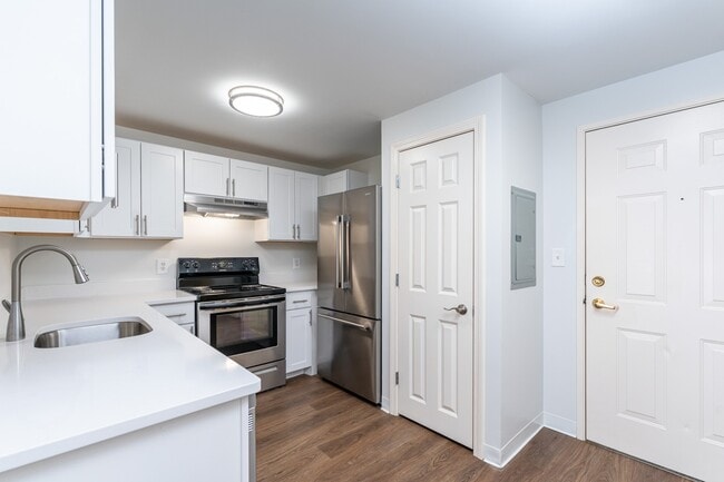 Carlton Oaks in Salem, NH - Building Photo - Building Photo