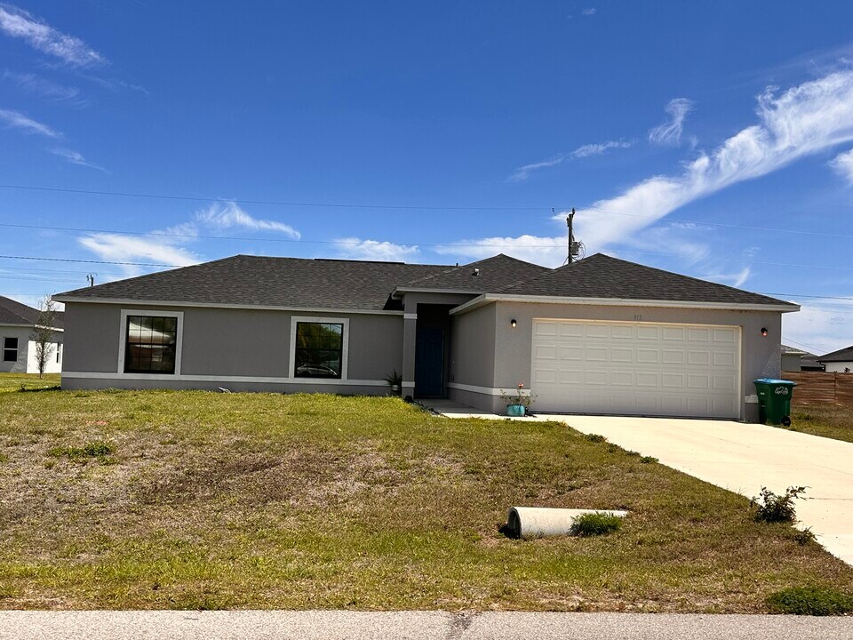 913 NE 13th Ave in Cape Coral, FL - Building Photo