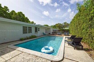8240 SW 62nd Ct in Miami, FL - Building Photo - Building Photo