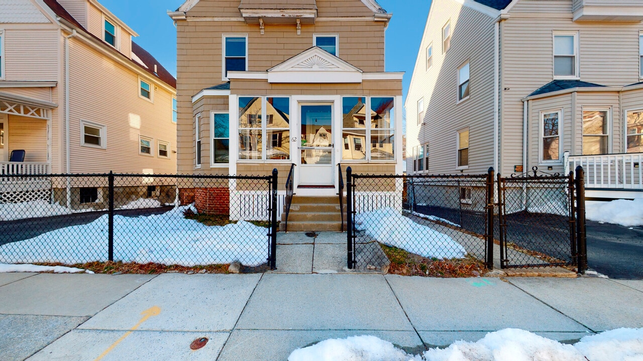 62 Saunders St in Boston, MA - Foto de edificio