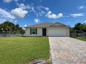 3051 S Beechwood Cir in La Belle, FL - Building Photo