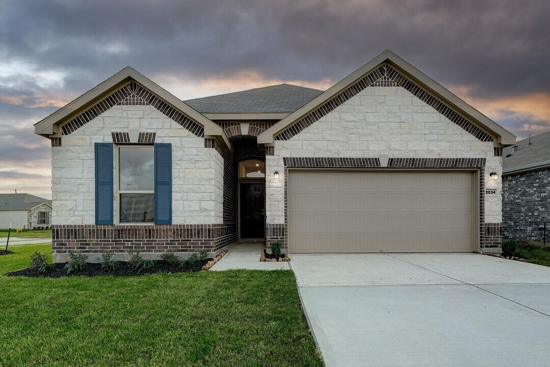 2034 Domeniko Dr in Fresno, TX - Building Photo