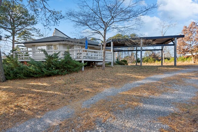 20 Old Canoe Place Rd in Hampton Bays, NY - Building Photo - Building Photo