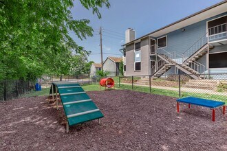Villas de la Plaza in Austin, TX - Foto de edificio - Building Photo