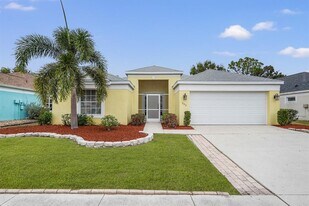 295 Fareham Dr in Venice, FL - Building Photo