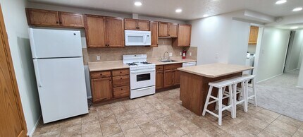 7438 S Camelback Cir, Unit basement in Cottonwood Heights, UT - Building Photo - Building Photo