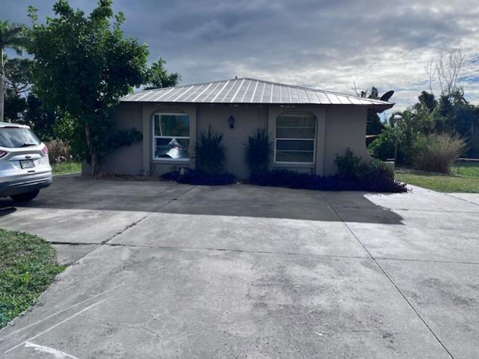 5443 Avenue E in Bokeelia, FL - Building Photo